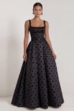 Robe formelle longue longue avec un nœud à pois noirs en satin en satin blanc à pois carré