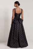 Robe formelle longue longue avec un nœud à pois noirs en satin en satin blanc à pois carré