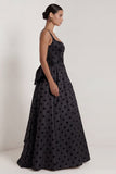 Robe formelle longue longue avec un nœud à pois noirs en satin en satin blanc à pois carré