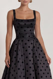 Robe formelle longue longue avec un nœud à pois noirs en satin en satin blanc à pois carré