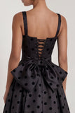 Robe formelle longue longue avec un nœud à pois noirs en satin en satin blanc à pois carré