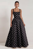 Robe formelle longue longue avec un nœud à pois noirs en satin en satin blanc à pois carré