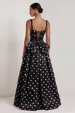 Robe formelle longue longue avec un nœud à pois noirs en satin en satin blanc à pois carré