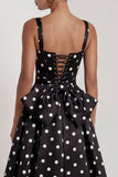 Robe formelle longue longue avec un nœud à pois noirs en satin en satin blanc à pois carré