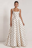 Robe formelle longue longue avec un nœud à pois noirs en satin en satin blanc à pois carré