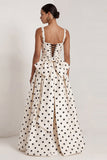Robe formelle longue longue avec un nœud à pois noirs en satin en satin blanc à pois carré