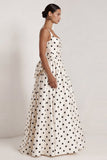 Robe formelle longue longue avec un nœud à pois noirs en satin en satin blanc à pois carré