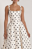 Robe formelle longue longue avec un nœud à pois noirs en satin en satin blanc à pois carré