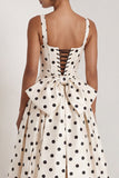 Robe formelle longue longue avec un nœud à pois noirs en satin en satin blanc à pois carré