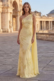 Robe longue de bal brodée fleurie en sirène jaune avec une cape latérale