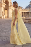 Robe longue de bal brodée fleurie en sirène jaune avec une cape latérale