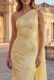 Robe longue de bal brodée fleurie en sirène jaune avec une cape latérale