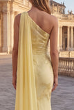Robe longue de bal brodée fleurie en sirène jaune avec une cape latérale