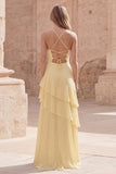Robe longue de demoiselle d’honneur jaune à bretelles fines avec volants