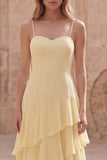 Robe longue de demoiselle d’honneur jaune à bretelles fines avec volants
