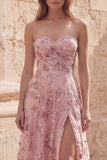 Blush Sequin Une robe de bal longue sans bustier avec fente