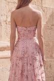 Blush Sequin Une robe de bal longue sans bustier avec fente