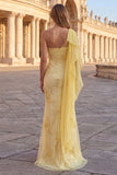 Robe longue de bal jaune à une épaule brodée de fleurs à une épaule avec une écharpe