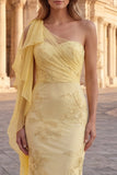 Robe longue de bal jaune à une épaule brodée de fleurs à une épaule avec une écharpe