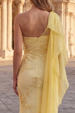 Robe longue de bal jaune à une épaule brodée de fleurs à une épaule avec une écharpe