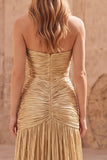 Robe longue de bal dorée bretelée, sans manches et froncée,