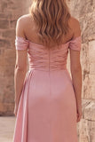 Robe de bal rose en ligne A décollée, longue robe de bal en satin froncée avec fente