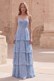 Robe Maxi en dentelle à hauts niveaux bleu poussiéreux à bretelles fines à volants avec des applications