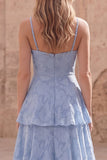 Robe Maxi en dentelle à hauts niveaux bleu poussiéreux à bretelles fines à volants avec des applications