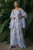 Robe formelle longue à fleurs à la ligne A à dos nu et une cape violet clair