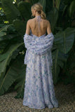 Robe formelle longue à fleurs à la ligne A à dos nu et une cape violet clair