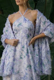 Robe formelle longue à fleurs à la ligne A à dos nu et une cape violet clair