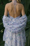 Robe formelle longue à fleurs à la ligne A à dos nu et une cape violet clair