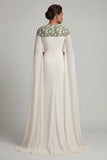 Robe de mère de la mariée à étui en chiffon ivoire à col rond et manches longues