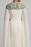 Robe de mère de la mariée à étui en chiffon ivoire à col rond et manches longues