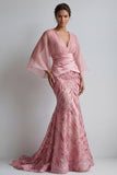 Robe sirène rose scintillante à col en V avec manches cape