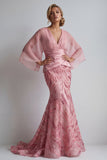 Robe sirène rose scintillante à col en V avec manches cape