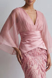 Robe sirène rose scintillante à col en V avec manches cape