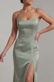 Robe de la mère de la mariée en satin vert clair avec une cape détachable