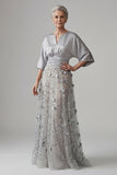 Une robe longue de la mère de la mariée en paillettes argentées à paillettes florales