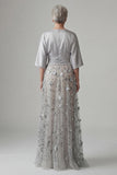 Une robe longue de la mère de la mariée en paillettes argentées à paillettes florales