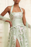 Longue robe de bal de fin d’année poussiéreuse sauge à col nu à col nu en tulle brodée à fentes