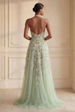Sequins de dos dos cou en sauge poussiéreuse Une longue robe de bal en tulle brodée avec fente