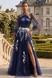 Haut de bal bleu marine Une robe de bal longue en tulle brodée à manches 3/4 avec fente