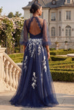 Haut de bal bleu marine Une robe de bal longue en tulle brodée à manches 3/4 avec fente