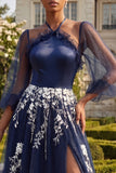 Haut de bal bleu marine Une robe de bal longue en tulle brodée à manches 3/4 avec fente