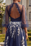 Haut de bal bleu marine Une robe de bal longue en tulle brodée à manches 3/4 avec fente