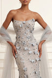 Robe longue de bal de promo en sirène argentée sans bretelles à sequins fleuris appliqués avec cape