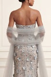 Robe longue de bal de promo en sirène argentée sans bretelles à sequins fleuris appliqués avec cape