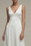 Robe de fiançailles longue blanche en satin à col en V