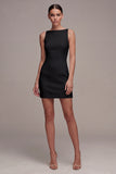 Petite robe blanche bodycon mouillante en satin à col bateau